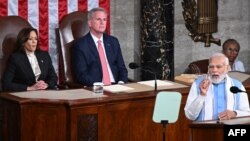 印度总理莫迪在美国国会发表演讲，他身后坐着美国副总统哈里斯（左）与国会众议院议长麦卡锡。（2023年6月22日）