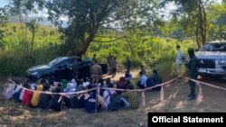 ထိုင်းမြန်မာနယ်စပ် တာ့ခ်ခရိုင်၊ ဖွတ်ဖရမြို့နယ်ထဲမှာ မြန်မာနိုင်ငံဘက်ကနေ တရားမဝင် ဝင်ရောက်လာတဲ့ မြန်မာနိုင်ငံသား ၃၆ ဦးကို ထိုင်းနယ်ခြားစောင့်တပ်ကဖမ်းဆီးထားပုံ။ (ဓာတ်ပုံ-ထိုင်းနယ်ခြားစောင့်တပ်/ ဇန် ဝါရီလ ၄ ရက်၊ ၂၀၂၄)