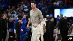 JJ Redick honoré lors d'un match entre son ancien club, Orlando Magic, et New York, USA, le 14 février 2024.