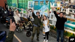 台湾民众党总统候选人柯文哲在新北市扫街拜票时，他的支持者向他欢呼。（2024年1月10日）