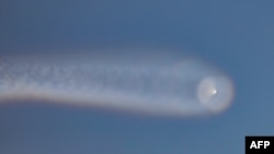 从与朝鲜的“北方界限”海域边界附近的延坪岛看到据信是朝鲜弹道导弹造成的蒸汽痕迹。（2024年6月26日）