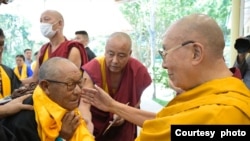 西藏流亡精神领袖达赖喇嘛（右）（资料照：2024年5月29日）