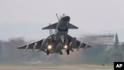 中共官媒新华社2023年4月8日发布照片显示，一架中国空军战机从南京起飞参加东部战区的绕台军演。