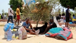 Des milliers de migrants campent près de Sfax en Tunisie en attendant de partir vers l'Italie