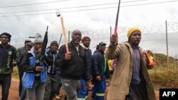 Lundi, les mineurs restés au fond pendant plusieurs jours sont réapparus au fur et à mesure, par petits groupes, à partir du début de la matinée.