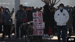 资料照：中国辽宁沈阳街头等候打零工的工人。（2023年2月6日）