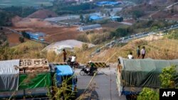 ယခင်မှတ်တမ်းရုပ်ပုံ | တရုတ်နယ်စပ်အနီး ရှမ်းပြည်နယ် မူဆယ်မြို့ကနေ တရုတ်ပြည်ထဲဝင်ဖို့ စောင့်နေကြတဲ့ ကုန်တင်ကားများ (ဧပြီ ၂၀၊ ၂၀၂၀)