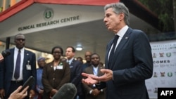 Le secrétaire d'État américain Antony Blinken (R) s'adresse aux journalistes lors de sa visite à la clinique de l'Institut nigérian de recherche médicale (NIMR) à Lagos, le 24 janvier 2024. (Photo par ANDREW CABALLERO-REYNOLDS / POOL / AFP)