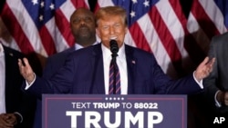 Кандидат у президенти від Республіканської партії колишній президент Дональд Трамп виступає на нічній вечірці з нагоди партійних виборів у Нашуа, Нью-Йорк, у вівторок, 23 січня 2024 р.