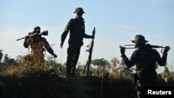 
၂၀၂၁ခုနှစ် စစ်တပ်အာဏာသိမ်းအပြီး လက်နက်ကိုင် ပြည်သူ့ကာကွယ်ရေးတပ်ဖွဲ့ဝင်ဖြစ်လာသူများကို ကရင်ပြည်နယ် ကော့ကရိတ်မြို့နယ်တနေရာတွင်တွေ့ရစဉ် (ဒီဇင်ဘာ ၃၁၊ ၂၀၂၁)