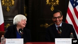 美国财政部长耶伦（左）与墨西哥财政部长罗赫略·拉米雷斯·德拉奥（Rogelio Ramirez de la O）在墨西哥城举行的记者会上。（2023年12月7日） 