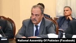 اصف دراني د پاکستان د پخوانیو سفیرانو یوې غونډې ته ویلي چې د افغانستان وضعیت ته د نړۍ نه پاملرنې له امله دغه هیوا یو ځل بیا په ۹۰ لسیزه کې د طالبانو د لومړنۍ واکمنۍ حالت سره مخ کیدلی شي.