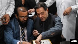 د پاکستان د انتخاباتو کمیسیون ویلي چې عمران د راتلونکو پنځو کالونو لپاره په انتخاباتو کې ځان نشي کاندیدولی. 