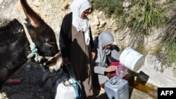 Dans le hameau d'Ouled Omar, à 180 kilomètres au sud de Tunis, les habitants se réveillent chaque jour avec une obsession: trouver de l'eau.