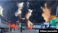 မူဆယ်- ကျင်စန်းကျော့ ကားကြီးဝန်း ဗုံးကျပြီးမီးလောင်နေစဉ် (ဓာတ်ပုံ-CJ)