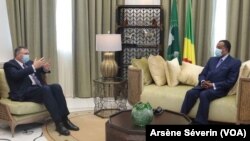 Patrick Pouyanné annonce un nouvel accord entre le Congo et Total après son entretien avec Sassou N'Guesso (à dr.), à Oyo, au Congo, le 2 novembre 2020/ (VOA/Arsène Séverin)