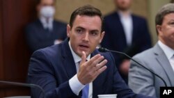 资料照片：共和党联邦众议员麦克·加拉格尔在国会参加一次共和党人的圆桌讨论会。(2021年8月30日)