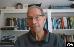 美国前国家安全委员会欧洲事务高级主任、乔治敦大学国际关系学教授查尔斯•库普坎（Charles Kupchan）接受美国之音视频采访截图（美国之音记者斯洋）