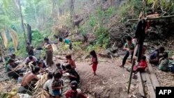 ချင်းပြည်နယ်တွင်းက စစ်ဘေးရှောင်ဒေသခံများ (ဓါတ်ပုံ-AFP PHOTO/CHIN WORLD)