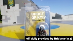 Фігурка із серії українських воєнних конструкторів від Brickmania на тлі українського винищувача