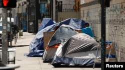 اکثریت بې کوره خلک د سړکونو په غاړې یا پارکونو کې په خیمو کې ژوند کوي. 