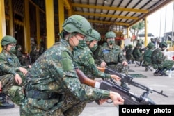 台湾新制14天教召第二天(3月6日)，受召的后备军人复习武器操作。(照片提供：台湾国防部)