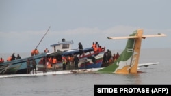 Des secouristes recherchent les survivants d'un avion de Precision Air qui a plongé dans le lac Victoria alors qu'il tentait d'atterrir dans la ville de Bukoba, en Tanzanie, le 6 novembre 2022. 