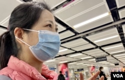 老家在宁波、年约40多岁的香港市民Teresa眼泛泪光接受传媒访问，对中港两地通关感到心情激动，希望尽快回家探望几年没见、患上肠癌的父亲 (美国之音/汤惠芸)