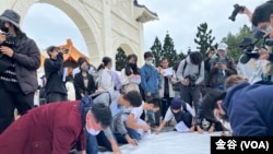 多个公民团体12月4日齐聚台北自由广场前，声援中国的“白纸革命” (美国之音特约记者金谷摄)