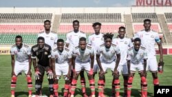 Les joueurs du Kenya posent avant le match de qualification pour la Coupe du monde 2022 entre le Kenya et le Mali au stade national Nyayo de Nairobi, le 10 octobre 2021. (Photo Yasuyoshi CHIBA / AFP)