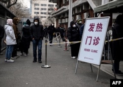 北京一家医院的发热门诊前市民在排队等候。（2022年12月9日）