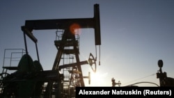 Добыча нефти в Сибири. Архивное фото.