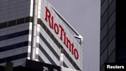 资料照片：2015年11月19日，在西澳大利亚州的首府珀斯，矿业公司力拓(Rio Tinto)办事处所在的大楼上装饰公司的标志。 （路透社照片）