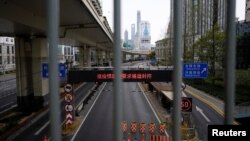上海因新冠疫情封城，一条穿越黄浦江通往浦东的隧道入口被封。（2022年3月28日）