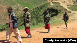 Des jeunes filles membres d'une milice marchent dans leur village, dans le Sud-Kivu, avril 2017. (VOA/Charly Kasereka)
