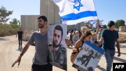 د حماس د اکتوبر اوومې په برید کې د وژل شویو او یرغمل شویو اسرائیلي وګړو د کورنیو غړي. 