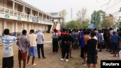 မြန်မာထဲက အွန်လိုင်းငွေလိမ်ဂိုဏ်းတွေမှာ လူကုန်းကူးအဓ္မခိုင်းစေခံခဲ့ရသူများကို ကယ်ဆယ်အပြီး ထိုင်းနိုင်ငံဘက်က ယာယီစခန်းတခုမှာ တွေ့ရစဉ် (ဖေဖော်ဝါရီ ၁၂၊ ၂၀၂၅)