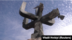 Зруйнований від обстрілів російськими силами меморіал Голокосту в Харкові, Скріншот із відео Reuters від 29 березня 2022 року, Reuters/Віталій Гнідий, Маргарита Чорнокондратенко