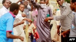 Des manifestants brûlent un drapeau français à N'Djamena, au Tchad, le 14 mai 2022. 