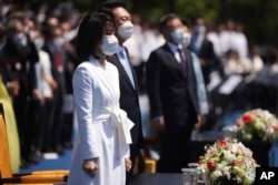 South Korea's new President Yoon Suk Yeol and his wife Kim Keon Hee attend his inauguration ceremony at the National Assembly in Seoul, South Korea, Tuesday, May 10, 2022. (Kim Hong-ji/Pool Photo via AP)