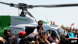 الېکشن کمېشن دا تازه نوټس په داسې وخت کې اخستی چې په 17 اګست عمران خان  د خېبرپښتونخوا وزيراعلا محمود خان تر څنګ چارسدې ته په هيلي کاپټر کې تللی و