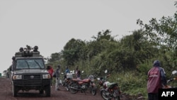 Des soldats des FARDC demandent aux personnes se rendant à Kibumba de rentrer chez elles, suite aux affrontements avec les rebelles du M23 dans la région, à Kanyamahoro le 25 mai 2022.