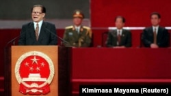 ARCHIVES - Le président chinois de l'époque, Jiang Zemin, prononce son discours lors de la cérémonie de rétrocession de Hong Kong à la Chine, le 1er juillet 1997 à minuit. 