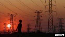 Des pylônes électriques sont vus à Orlando, Soweto, Afrique du Sud, le 28 septembre 2022.