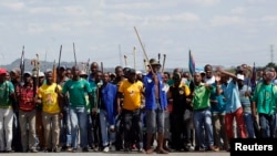 Des mineurs manifestant près de la mine de Lonmin à Rustenburg en Afrique du Sud