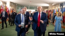 资料照：2025年9月23日，美国总统唐纳德·特朗普在纽约联合国总部参加完双边会晤后与史蒂夫·威特科夫一同走出大楼。