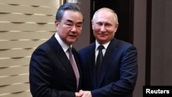 资料照：俄罗斯总统普京2019年5月13日在俄罗斯索契会见时任中国外长王毅。