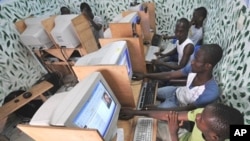 Jeunes Ivoiriens dans un cyber café d' Abidjan (archives)