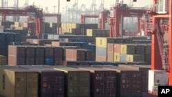 特朗普的回归恐再掀起贸易战，中国海关数据显示10月份出口激增，货柜堆放在中国天津的一个港口。(美联社：2023年1月16日)