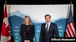 အမေရိကန်နိုင်ငံခြားရေးဝန်ကြီး Marco Rubio နှင့် ကနေဒါနိုင်ငံခြားရေးဝန်ကြီး Melanie Joly တို့ကို ကနေဒါနိုင်ငံ၊ Quebec၊ Charlevoix မှာ မတ်လ ၁၂ ရက် ကနေ ၁၄ ရက်နေ့ အထိ ထိကျင်းပတဲ့ G7 နိုင်ငံခြားရေးဝန်ကြီးများ အစည်းအဝေးတွင်း တွေ့မြင်ရစဥ်။ ဓာတ်ပုံ - Official / g7.canada.ca